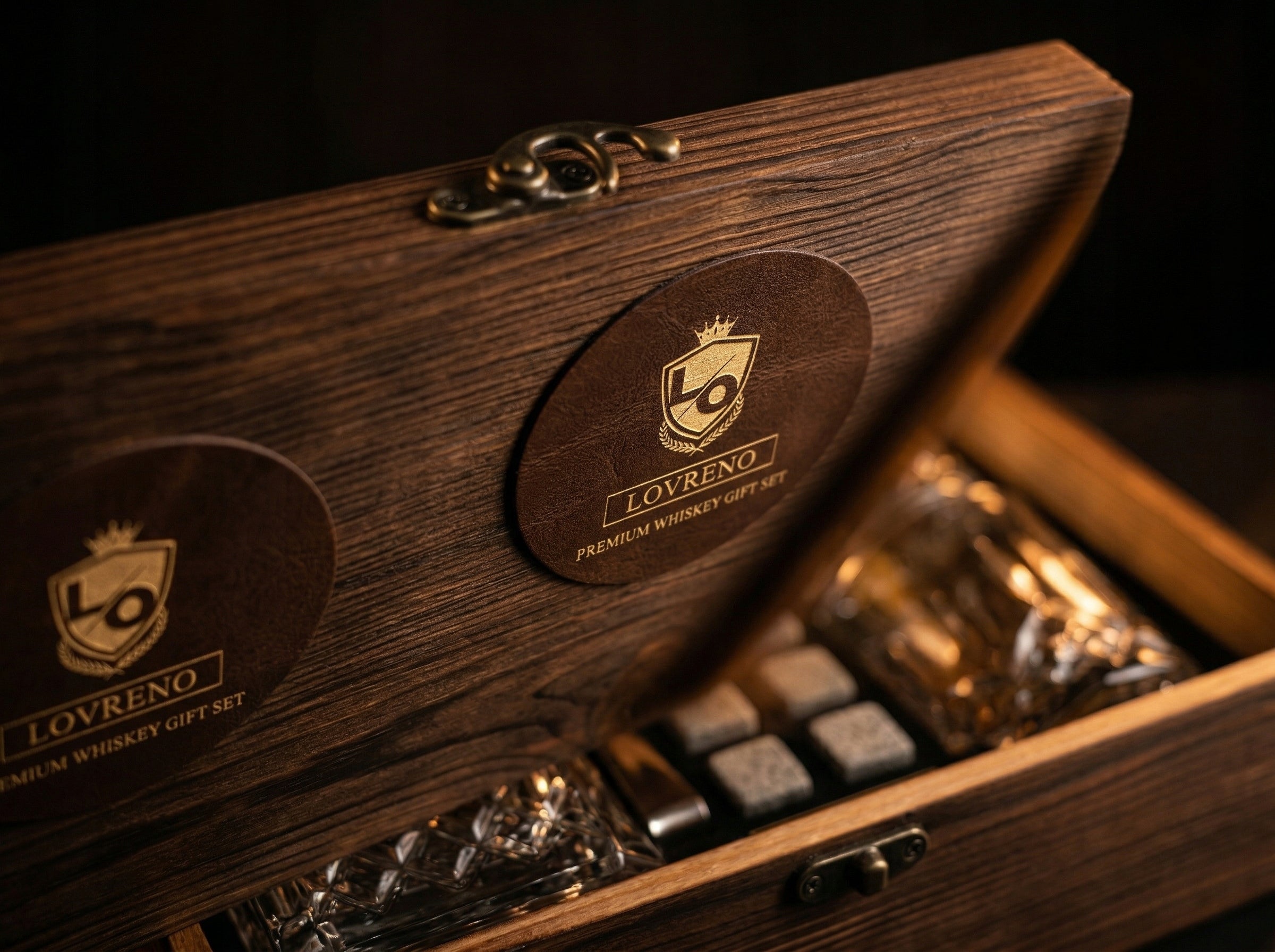 Lovreno Whisky Premium — Karafka kryształowa + 2 szklanki + kamienie chłodzące w drewnianej skrzynce